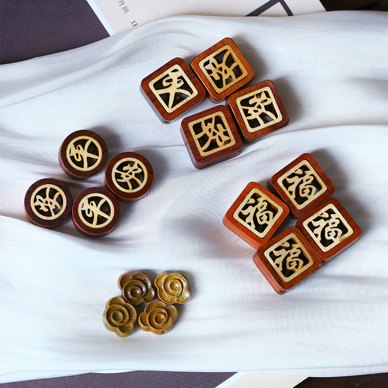 檀木镶嵌镂空雕刻图案福字平安