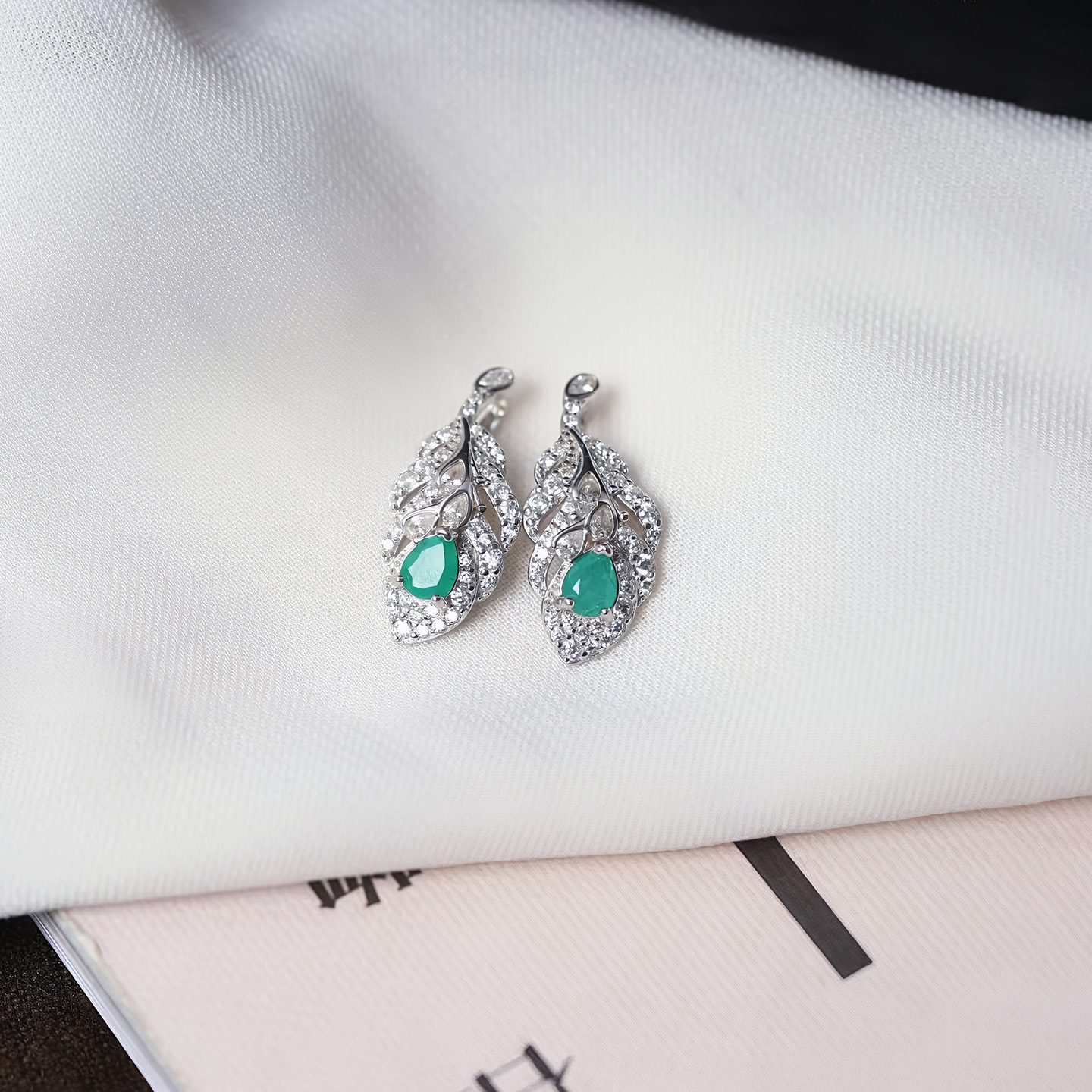 精品彩宝 天然祖母绿宝石纯银镶嵌羽毛款吊坠 女款彩宝镶嵌饰品