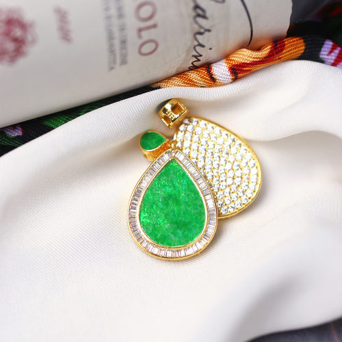 天然A货翡翠缅甸料辣绿色料纯银镶嵌水滴款吊坠 女款翡翠挂坠饰品