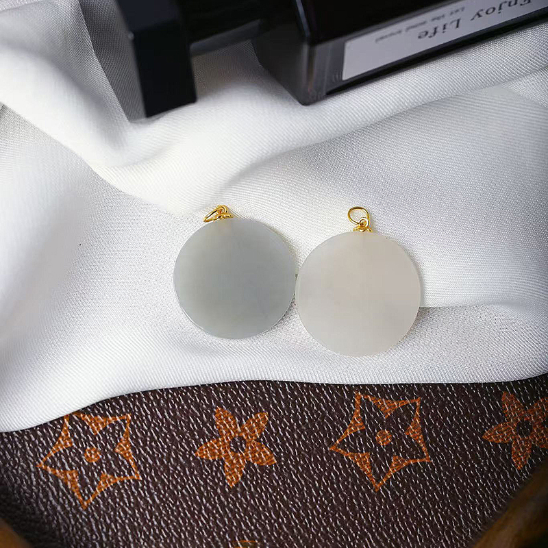 天然和田玉冰料烟灰圆牌纯银扣镶嵌款吊坠 女款玉石挂坠饰品礼物