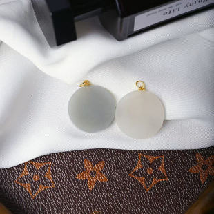 玉石挂坠饰品礼物 女款 天然和田玉冰料烟灰圆牌纯银扣镶嵌款 吊坠