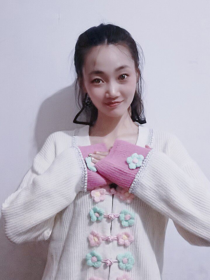 2022秋季新款V领花朵甜美可爱保暖开衫毛衣女