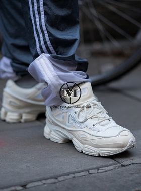 米兰时装周街拍Raf Simons ozweego2联名水泡奶白复古慢跑鞋 S级