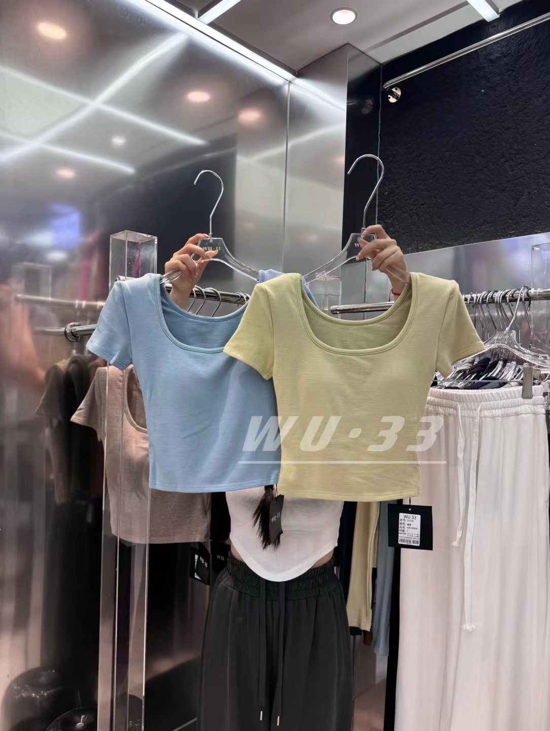 自留～糖果色带胸垫U领短袖t恤女修身性感低领紧身打底衫短款上衣