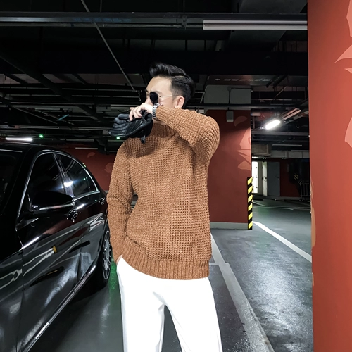 Оригинальный дизайнерский демисезонный цветной приятный телу трикотажный свитер, облегающий крой