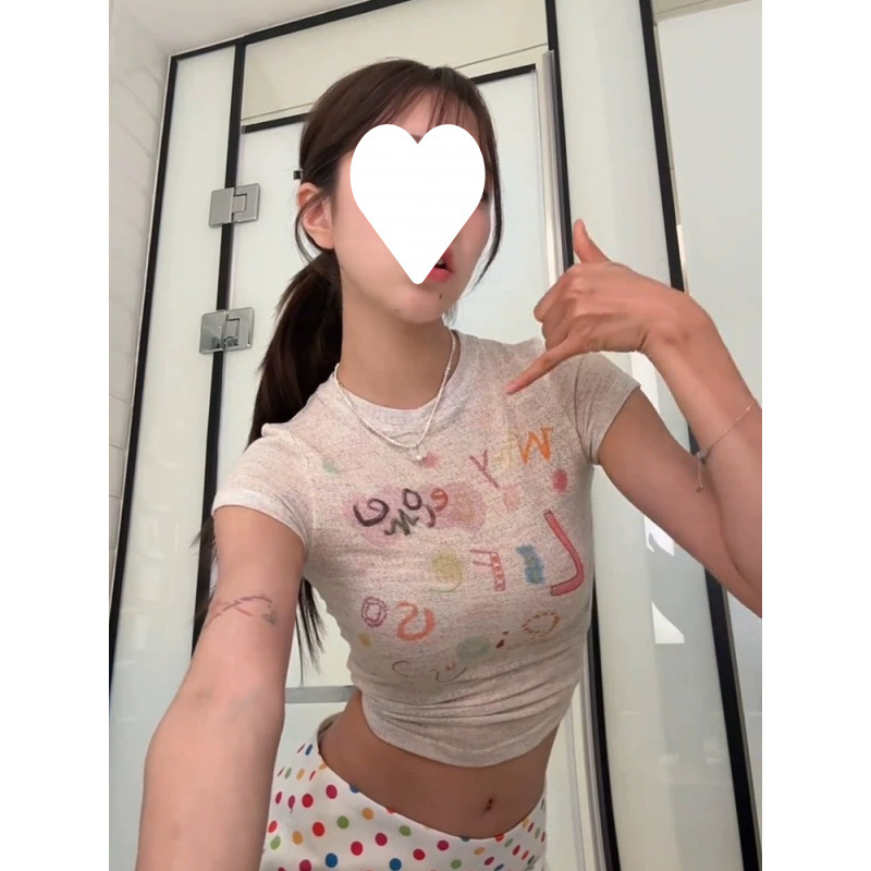 趣味涂鸦彩纱正肩短袖t恤女夏季2025新款修身收腰甜辣妹短款上衣