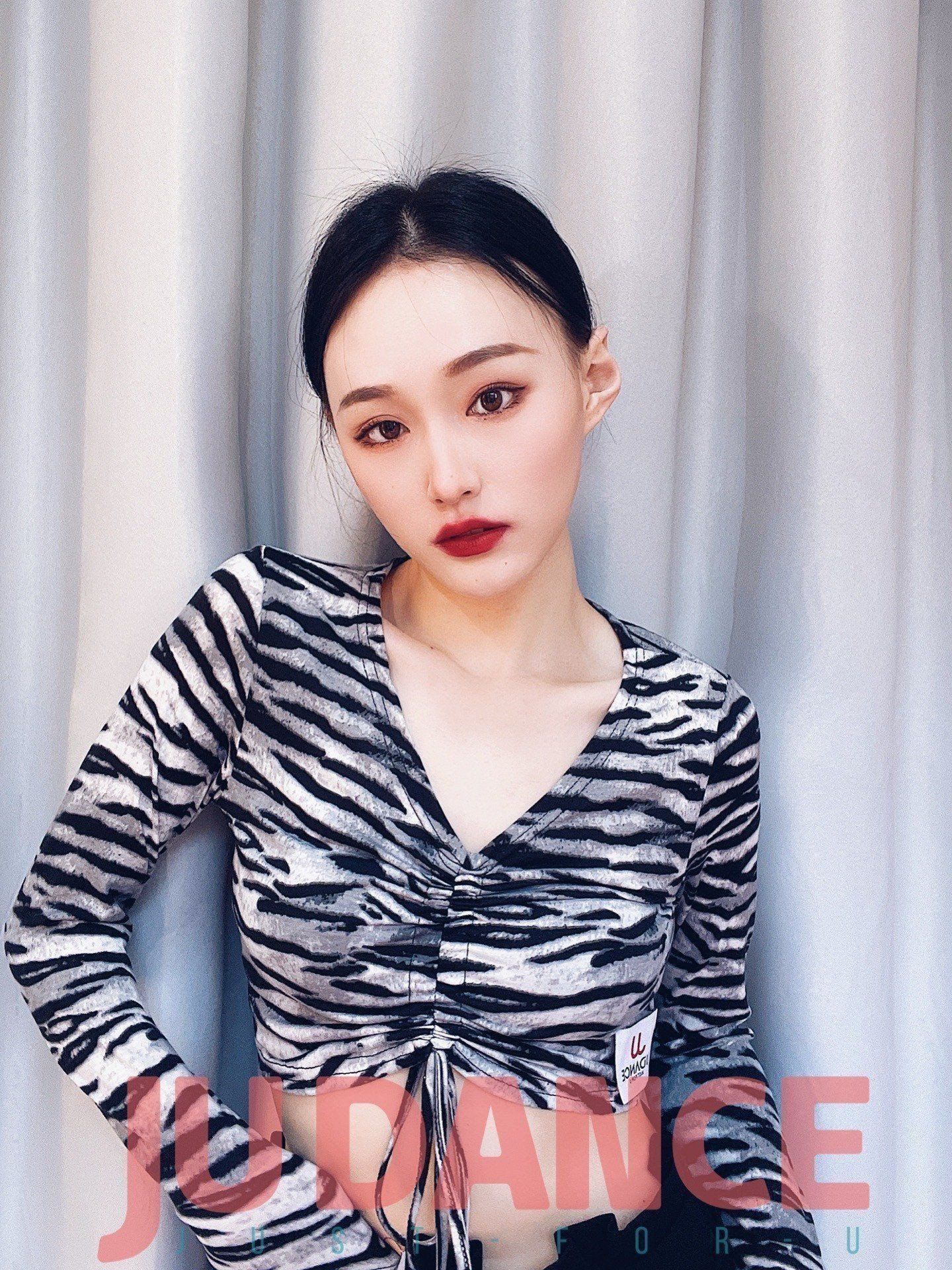 摩登美背长袖性感豹纹V领拉丁舞