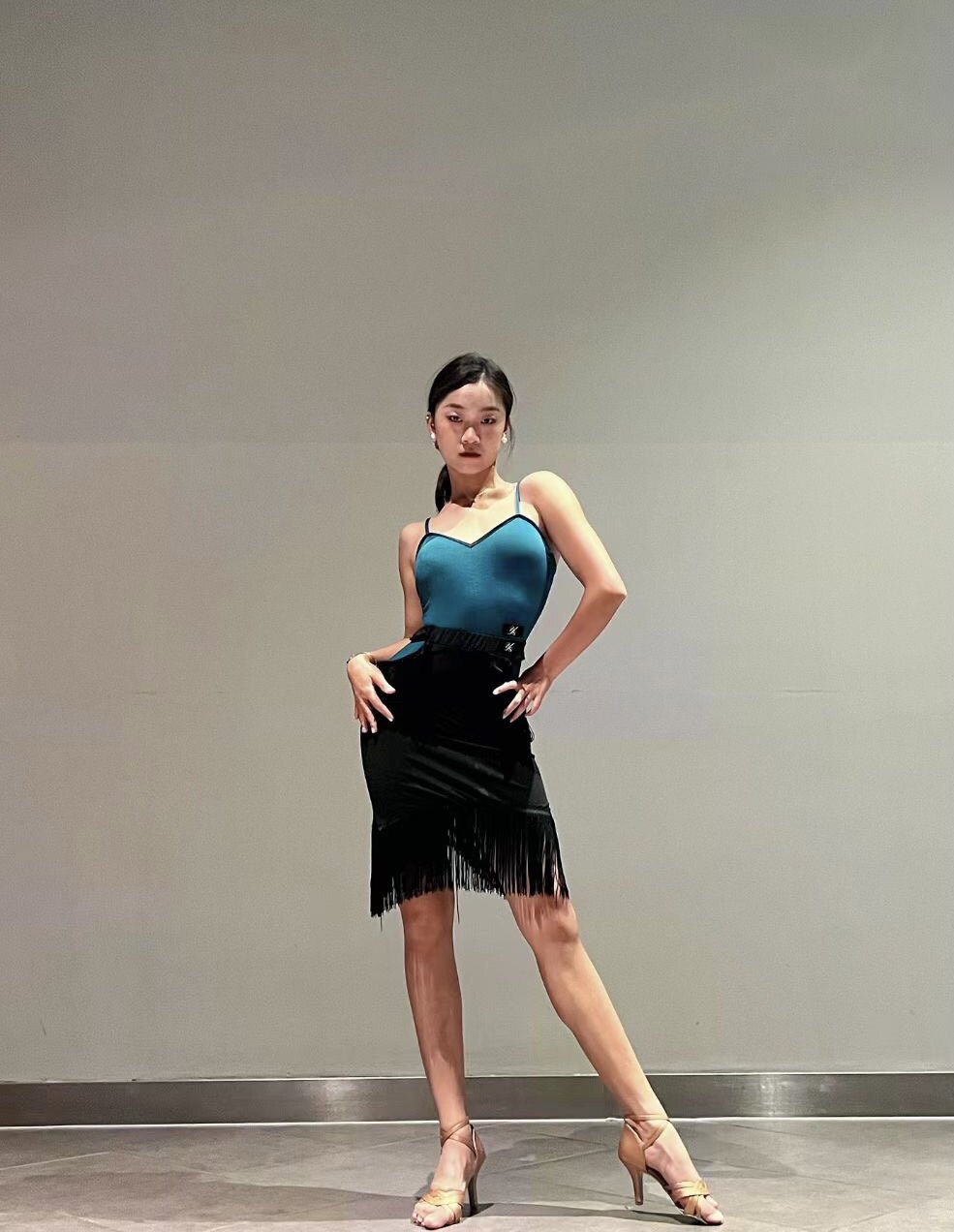 拉丁舞女成人跳舞练功服国标舞训练吊带上衣体操服带胸垫半身裙