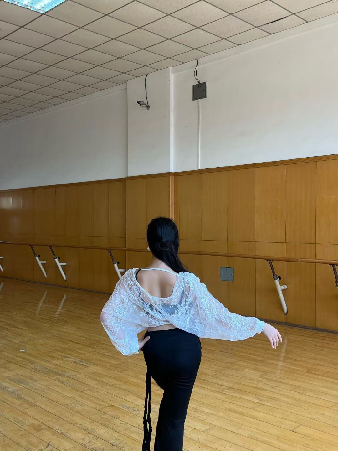 舞服拉丁舞服练功服新款演出服比赛服白色蕾丝上衣显瘦泡泡袖艺考
