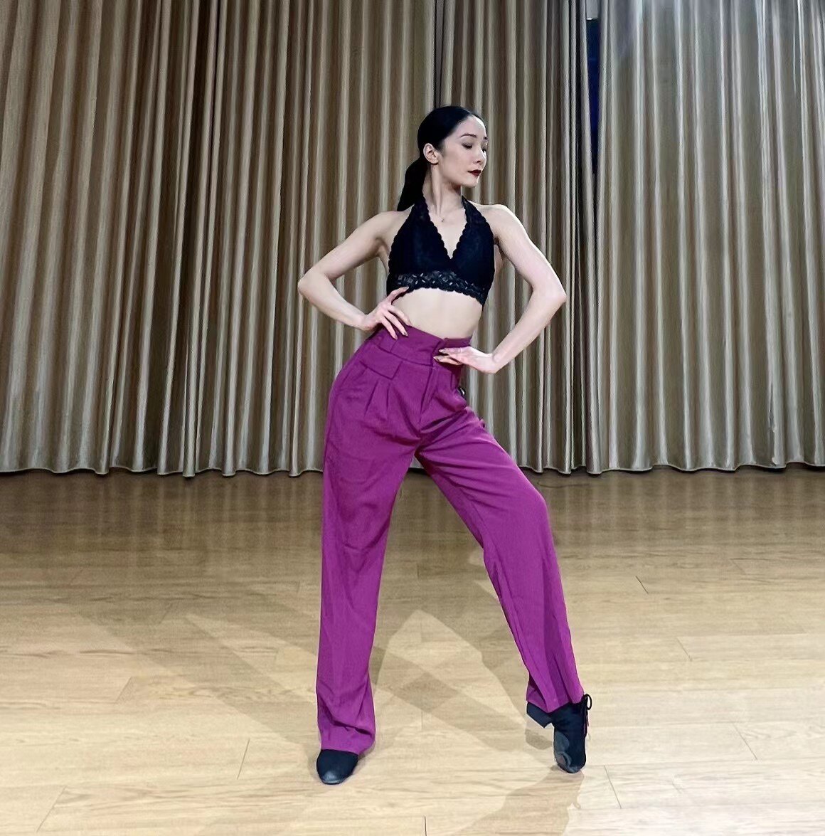 拉丁舞摩登服装舞蹈挂脖吊带蕾丝上衣练功服成人女露美背带胸垫