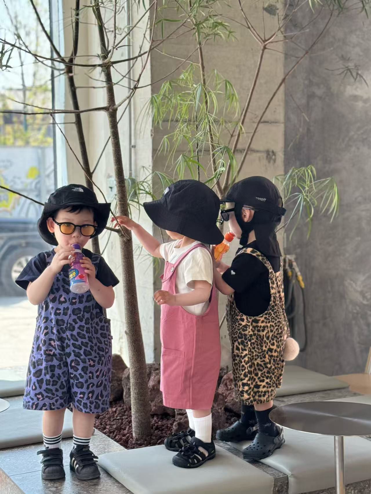 粉色豹纹背带裤兔尾巴球球可爱新款男女宝宝纯棉裤子