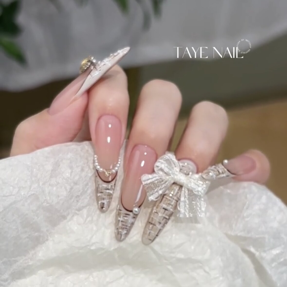 高端手工定制光疗穿戴美甲长新年蝴蝶结小香风白色婚纱新娘可拆卸