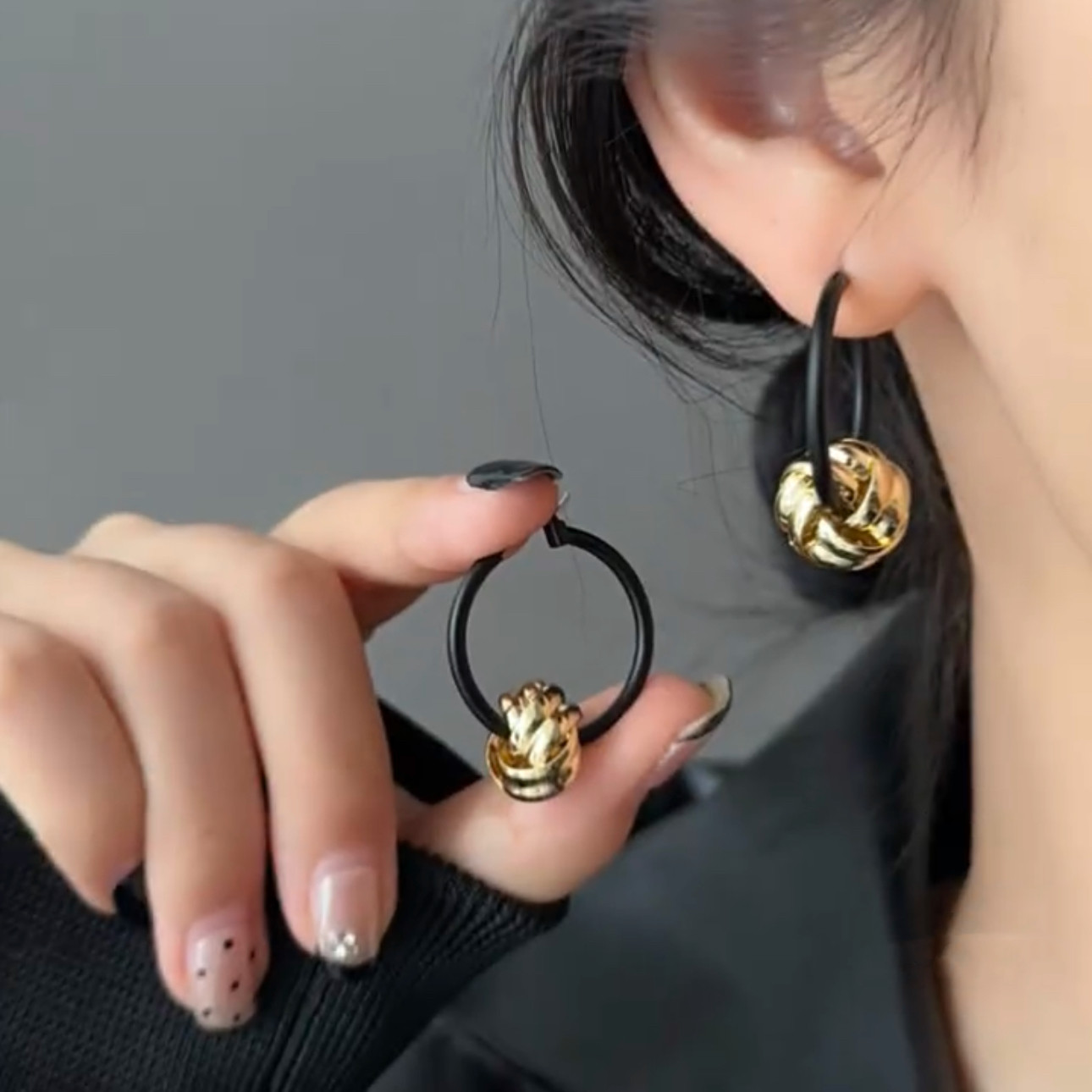 黑色复古港风金色圆球耳环女轻奢气质几何耳圈高级感独特耳钉耳坠