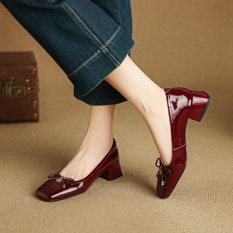 法式蝴蝶结漆皮低跟单鞋女2025新款真皮方头浅口小皮鞋通勤奶奶鞋