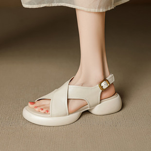 踩屎感厚底交叉绑带凉鞋女夏外穿露趾软皮软底中跟舒适绝美罗马鞋