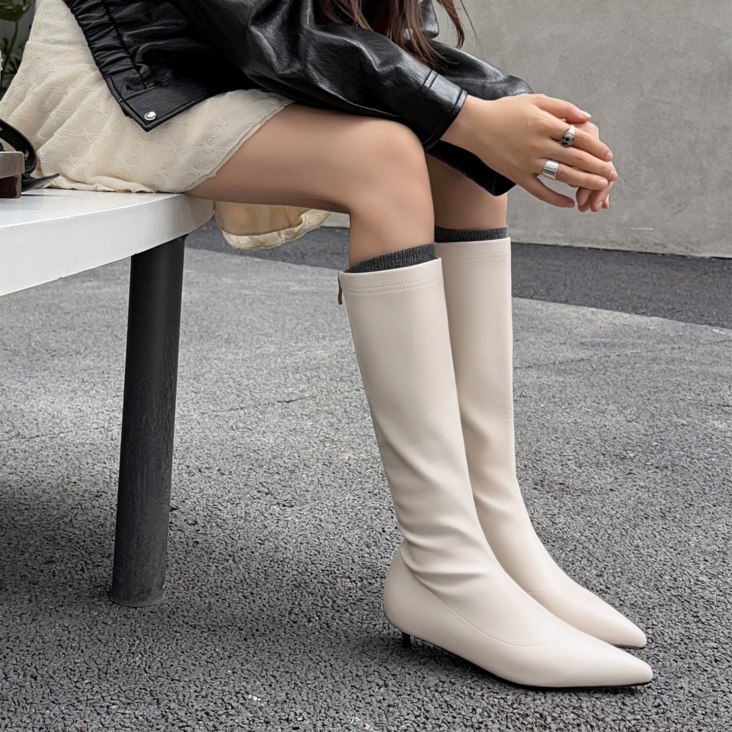 法式纯色长筒靴女2025新款小跟弹力瘦瘦靴气质高筒靴尖头低跟长靴