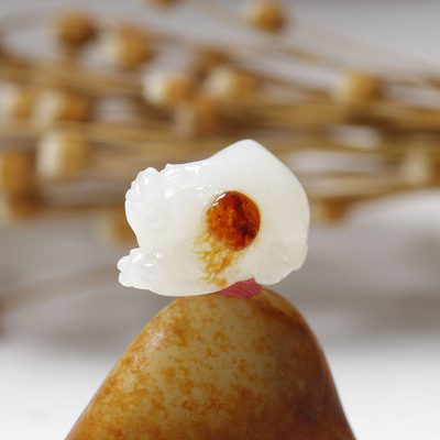 新疆和田玉籽料红皮白玉貔貅吊坠