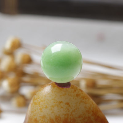 新疆和田玉籽料翠色翠青圆珠单珠