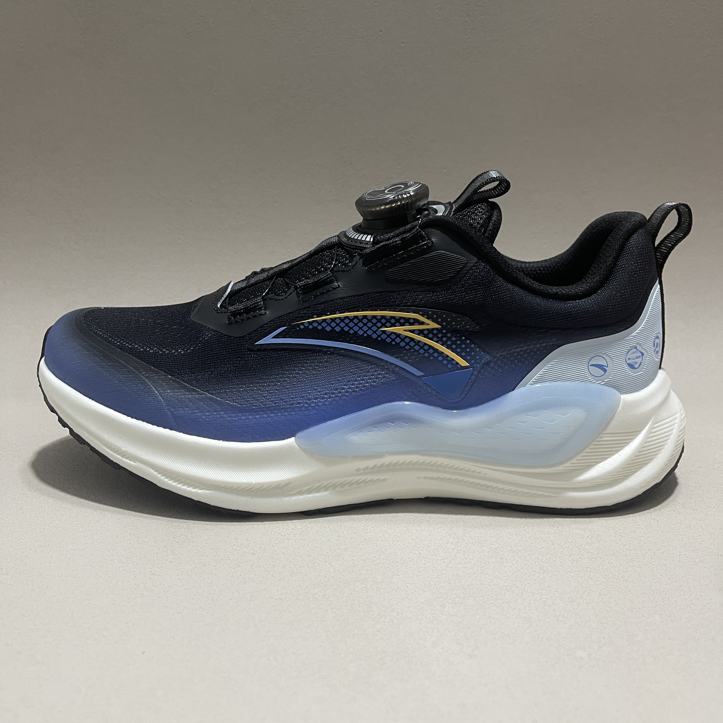 安踏凌峰PG7跑步鞋男童旋转纽扣