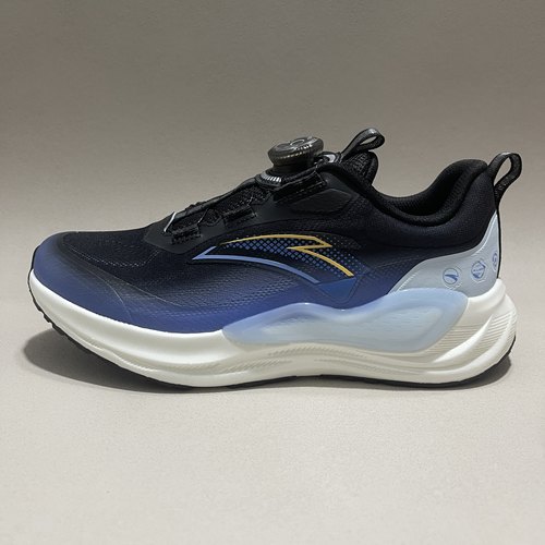 安踏凌峰PG7跑步鞋男童旋转纽扣