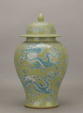 大清康熙年制款豆青五龙纹将军罐