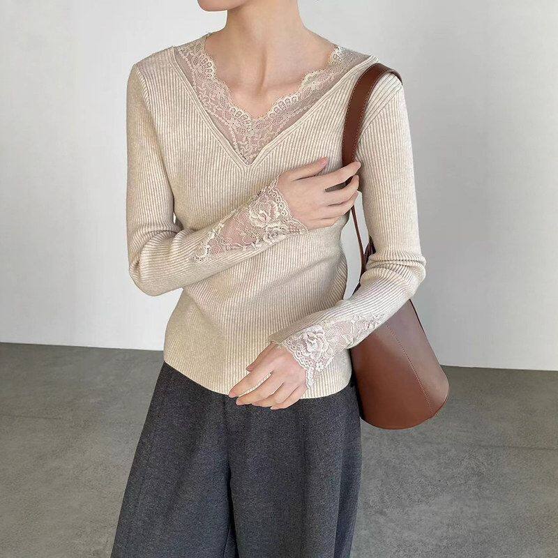 2025冬季温柔风V领精致蕾丝边拼接坑条修身显瘦打底针织衫上衣女