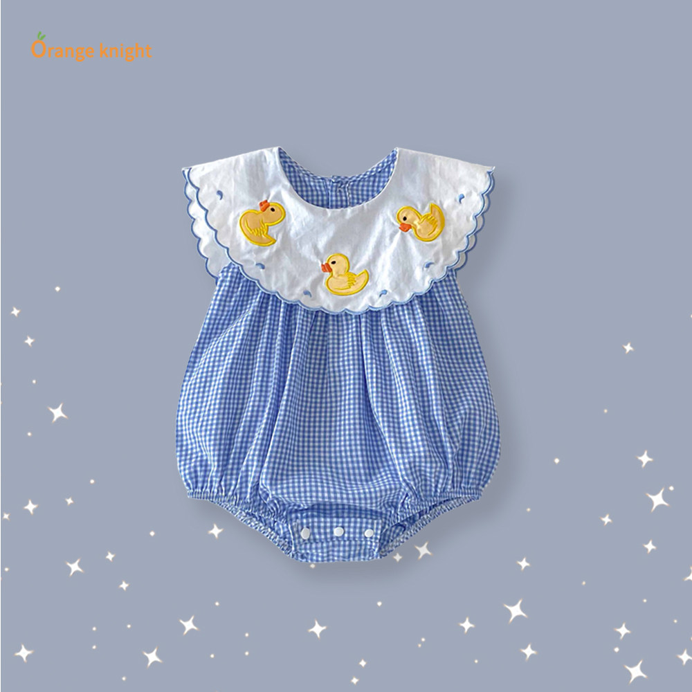 百天女宝宝新生儿夏季清新风小黄鸭图案蓝白格子无袖三角包屁哈衣