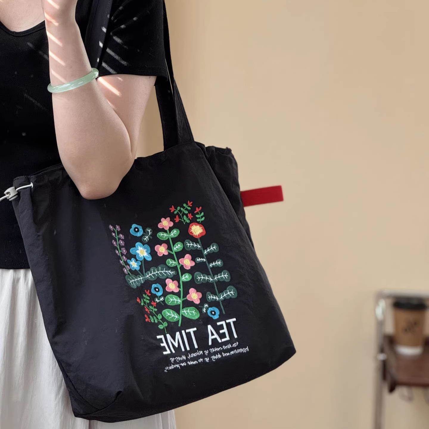 韩系文艺花朵刺绣尼龙抽绳单肩包日常百搭清新学生通勤托特包