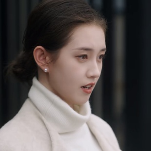 短剧盛夏芬德拉郭宇欣白清枚同款珍珠耳钉女轻奢高级简约气质耳饰