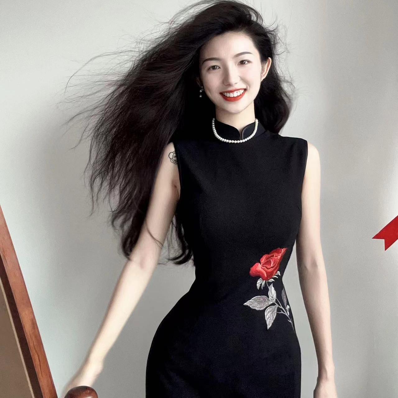 画报夫人原创自制新中式无袖厚款定位花港工旗袍刺绣  腰间玫瑰