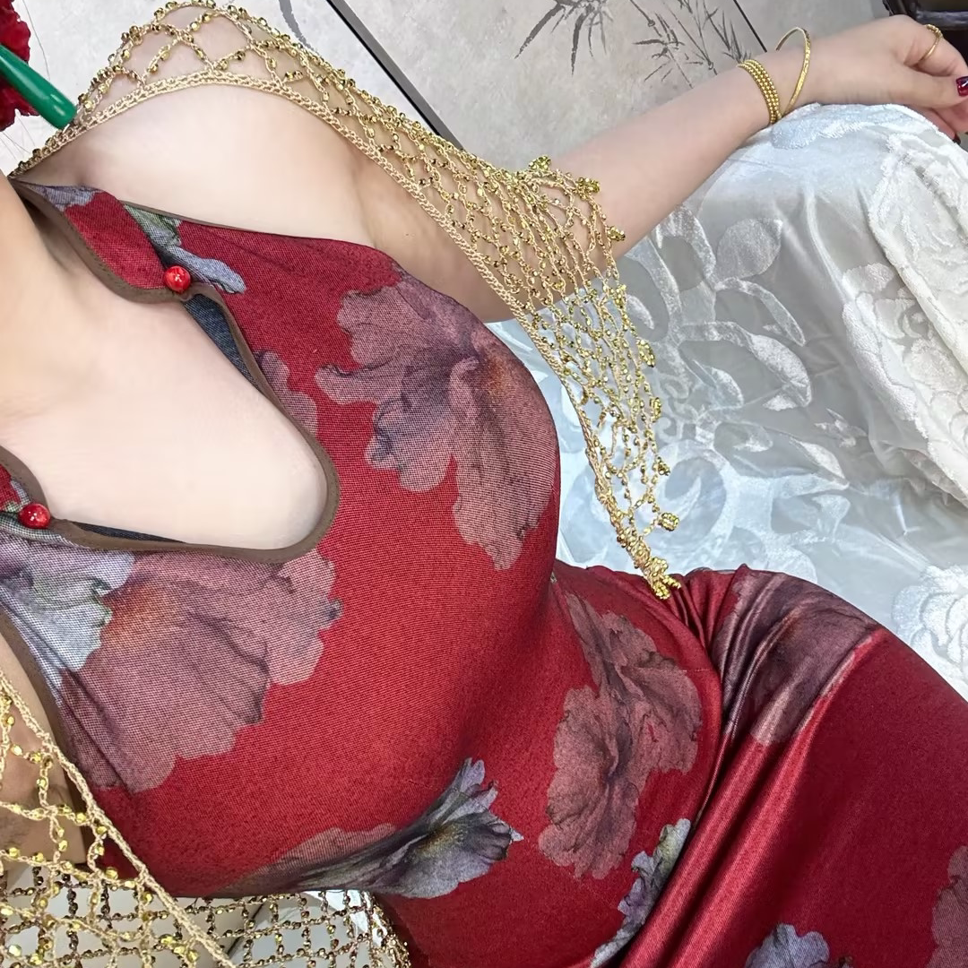 LHMknk1画报夫人原创自制新中式风情款微胖挖肩旗袍 迷人红牡丹