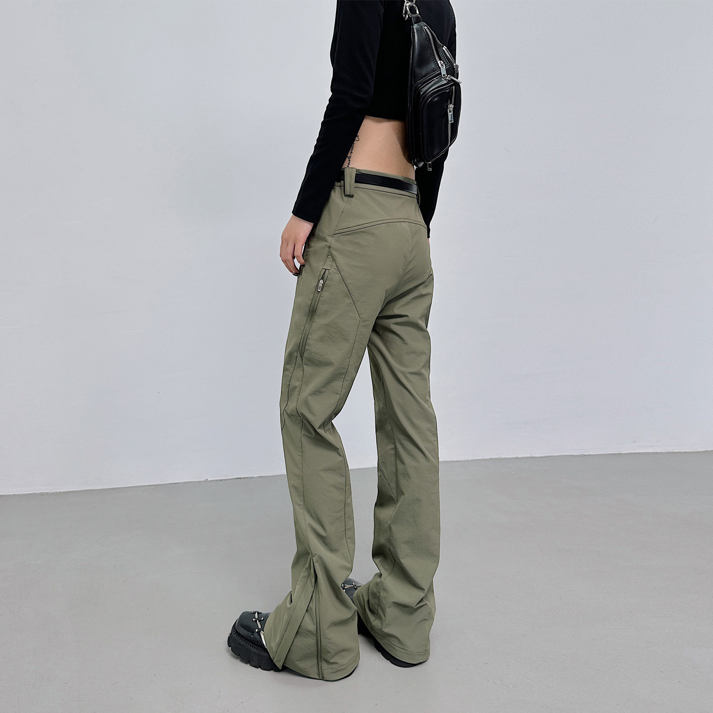 2025休闲修身徒步户外裤子运动加薄绒微喇叭冲锋裤女登山裤工装裤