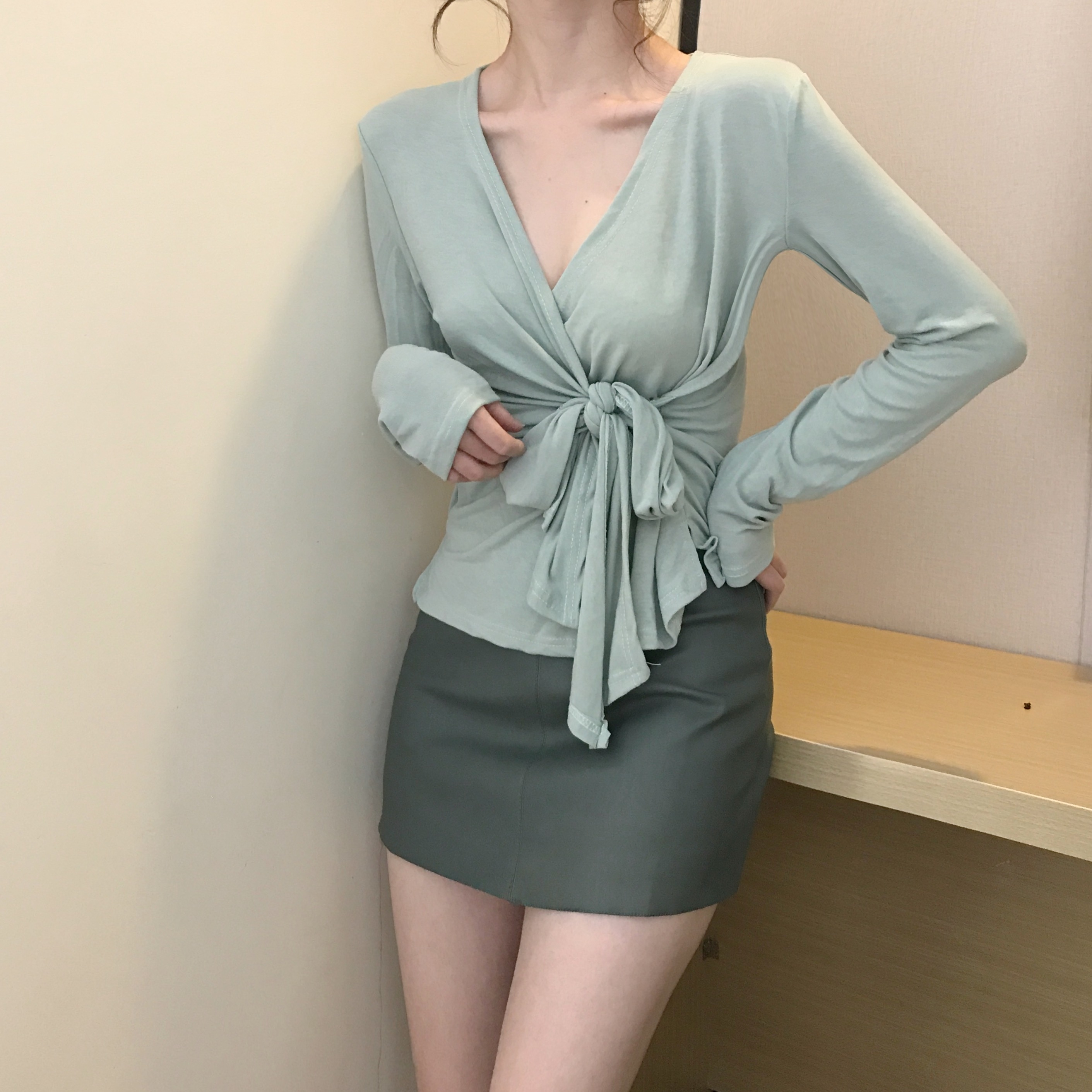 Real price Hong Kong style retro versatile slim bow tie tie deep V-Neck long sleeve T-shirt blouse