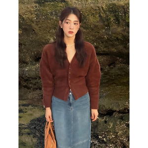V领仿浣熊绒软糯针织开衫女秋冬高级感洋气别致收腰毛衣外套上衣