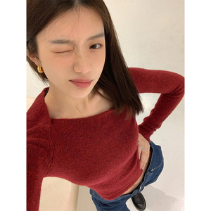 红色不规则领口毛衣女秋冬新款氛围感修身显瘦短款针织打底衫上衣