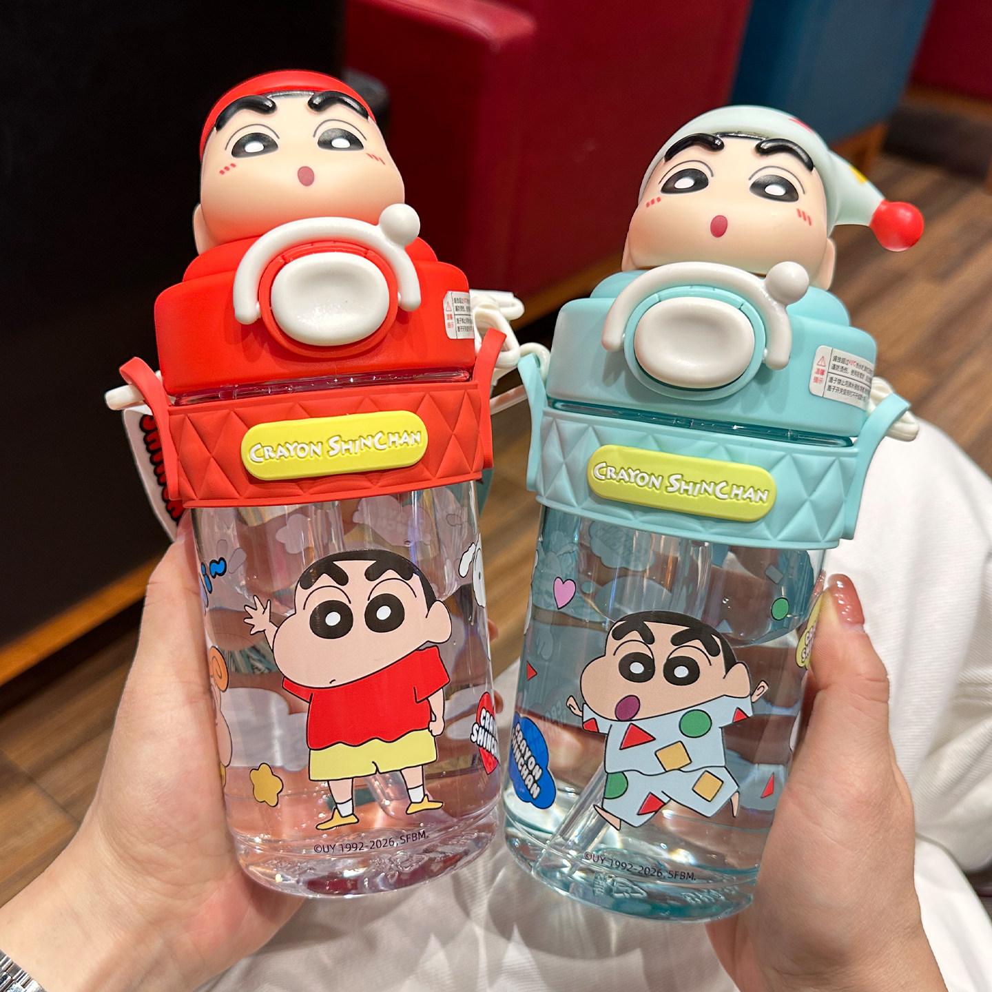 蜡笔小新儿童吸管杯大容量Tritan男女孩学生上学专用夏季斜跨水杯