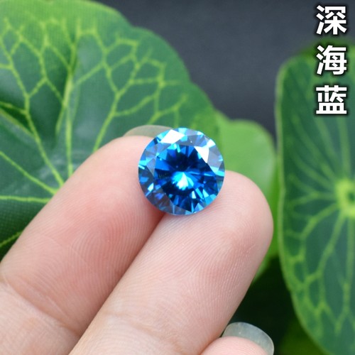 海蓝宝石，其独特的颜色深得大多数消费者的喜爱追捧，独有的气质另佩戴者彰显与众不同的气质风格，如大海般深邃宽广，另人爱不释 手。
5A天然圆形海蓝宝石裸石圆钻蓝色戒指戒面主石托帕石裸钻配石diy