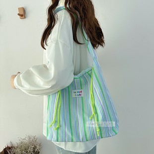 秋秋彩条大帆布包包女大容量抽绳休闲单肩包文艺条纹上课托特包