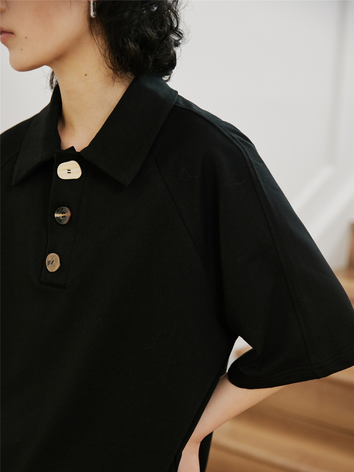 SUNYVONNE-22SS 틈새 다크 디자이너 특수 모양 장식 멀티 컬러 버튼 폴로 라펠 반팔 티셔츠