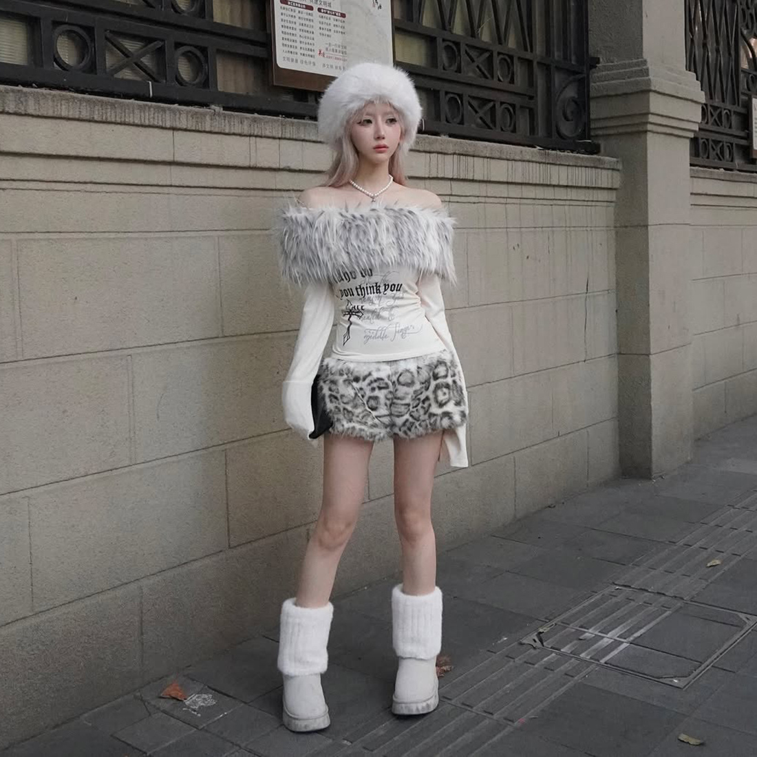 字母印花T恤豹纹毛茸茸短裤套装
