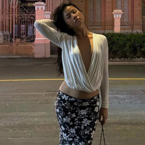 成熟深V褶皱交叉扭结修身长袖T恤