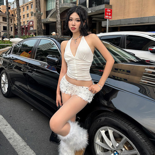 她泰曼谷街头时尚百搭吊带短裤女