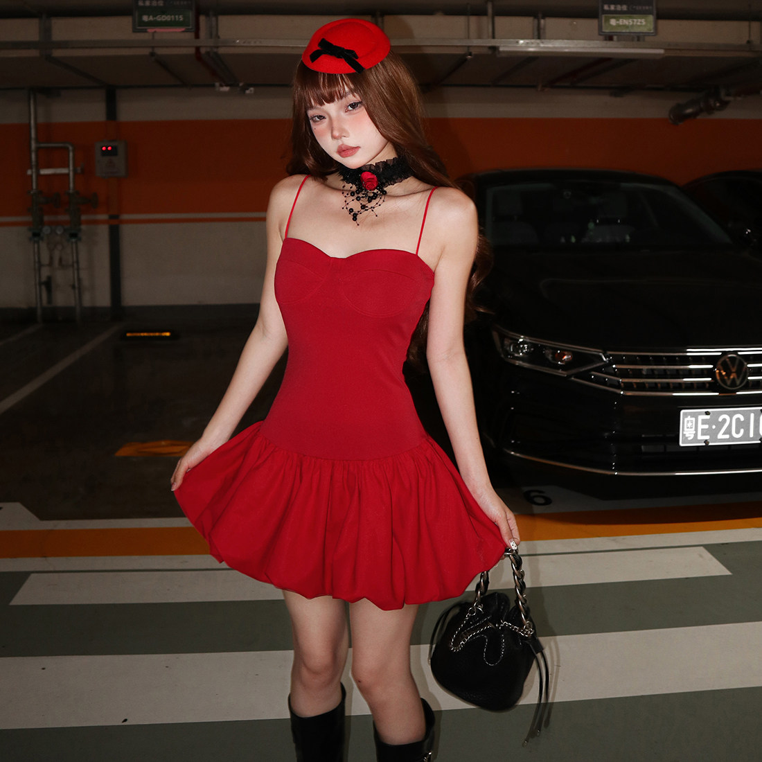 收腰短款蓬蓬花苞修身吊带连衣裙