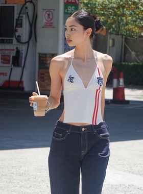 #Sisjuly#港岛街拍气质辣妹 撞色条纹大露背绑带设计挂脖吊带女潮