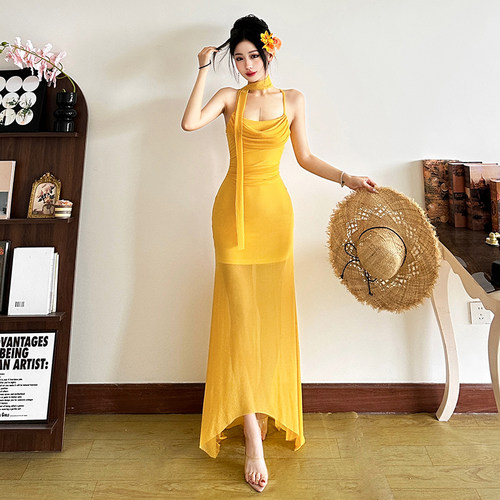 夏日轻影明艳亮黄玫瑰挂脖吊带裙