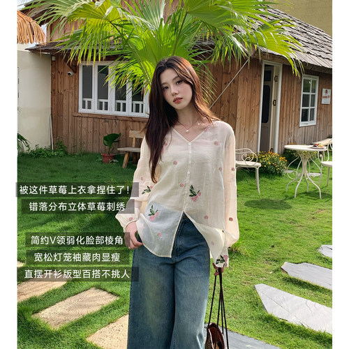 慵懒风宽松草莓刺绣苎麻上衣女