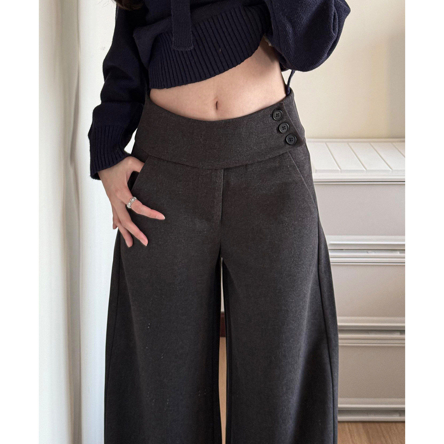 深灰色毛呢阔腿西装裤女春季2026新款纽扣低腰垂感显瘦休闲直筒裤