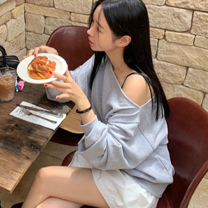 韩国斜肩长袖卫衣女2026秋季宽松显瘦休闲百搭设计感露肩长袖上衣