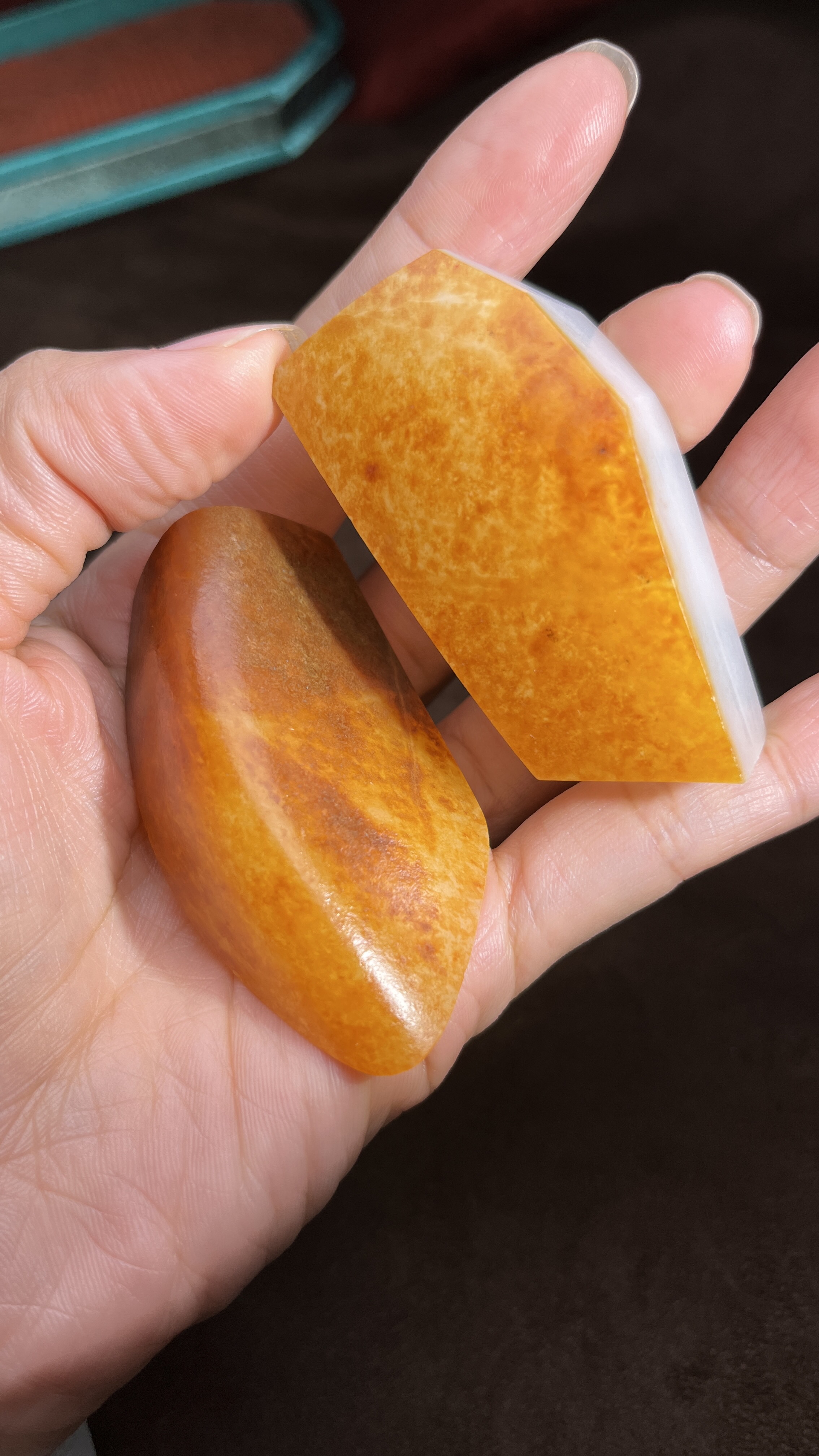 和田玉籽料精品材料，右边的一片