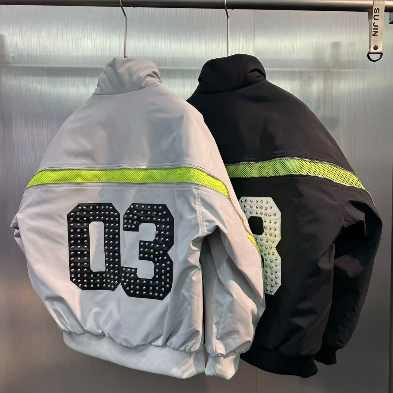 网格拉链贯穿装饰羽绒服